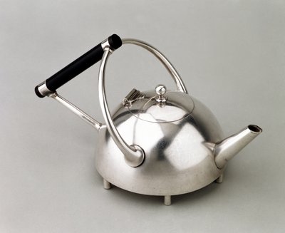 Teiera Emisferica su Sei Piedi, prodotta da James Dixon & Son, 1880 da Christopher Dresser