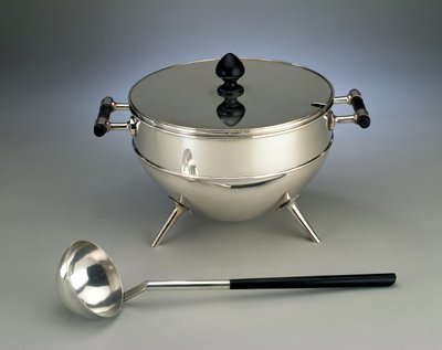 Zuppiera e mestolo, prodotti da Hukin & Heath, 1880 da Christopher Dresser