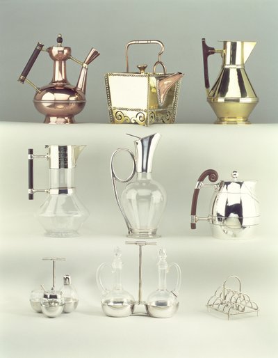In alto, da sinistra a destra: Caffettiera orientale, Benham & Froud, c.1888; Teiera quadrata giapponese rivettata, Benham & Froud, c.1888; Brocca da claret, Richard Perry, Son & Co., c.1880 da Christopher Dresser