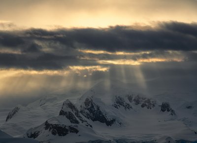 Raggi dorati sulle montagne da Chuanxu Ren