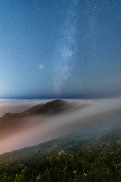 La Via Lattea e le Montagne Nebbiose da Chuanxu Ren