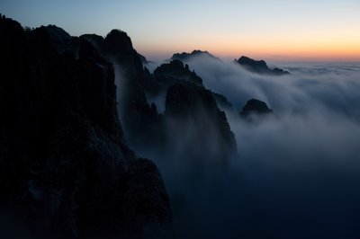 Cime montuose avvolte dalla nebbia da Chuanxu Ren
