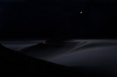 Strada di montagna in una notte nebbiosa da Chuanxu Ren
