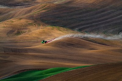 Trattore tra i campi ondulati da Chuanxu Ren