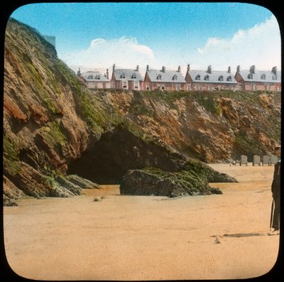 Spiaggia e scogliere, Newquay, Cornovaglia, fine XIX o inizio XX secolo da Church Army Lantern Department