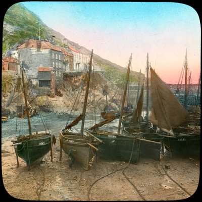 Flotta di pesca a bassa marea, Polperro, Cornovaglia, fine 19° o inizio 20° secolo da Church Army Lantern Department
