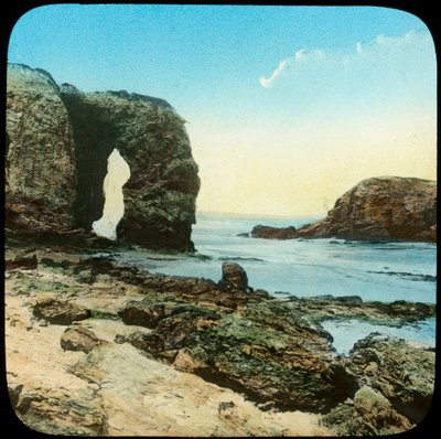Arco di roccia a Perran Beach, Cornovaglia, fine XIX o inizio XX secolo da Church Army Lantern Department