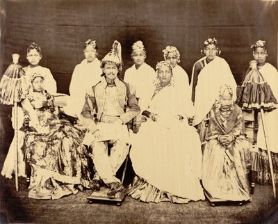 Jung Bahadoor con la sua moglie principale, 2 figlie e schiave da Clarence Comyn Taylor