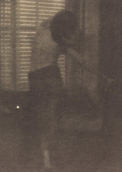 Modella nello studio di New York da Clarence H. White