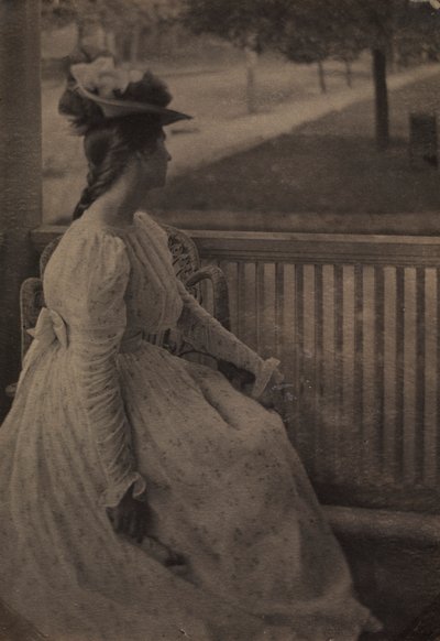 Sul portico Julia Hall McCune, c. 1897 da Clarence H. White