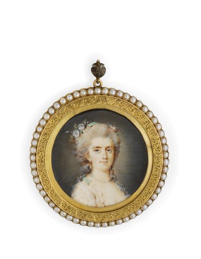 Contessa Diane de Polignac, in abito bianco scollato, fiori e nastro verde menta nei capelli raccolti e incipriati, con collana e orecchini di perle da Claude Jean Baptiste (attr. to) Hoin