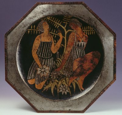 Piatto ottagonale in ottone con due figure di giovani ragazze e un albero da Claudius Linossier