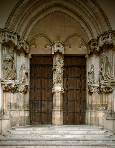 Veduta del portale della Certosa di Champmol. È decorato con cinque sculture realizzate da Claus Sluter (circa 1350 - circa 1405): la Vergine, il Duca e la Duchessa di Borgogna, San Giovanni Battista e Santa Margherita. 1386-1401. Digione (Côte-d