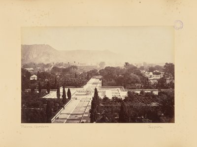 Jaypur; vista dei giardini del palazzo e del forte, dal palazzo da Colin Murray