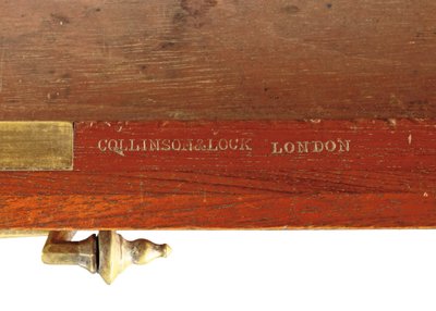 Mobiletto laterale gotico intagliato in noce e ottone, dettaglio, metà vittoriano, fine XIX secolo da Collinson and Lock