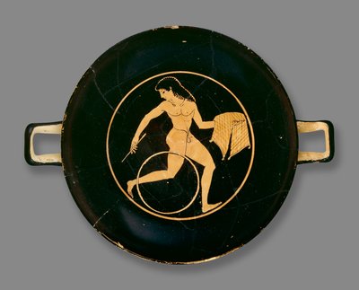 Coppa a figure rosse attiche decorata con un ragazzo che porta un piatto di cibo e fa rotolare un cerchio, trovata a Chiusi, Italia, c.500 a.C. da Colmar Painter