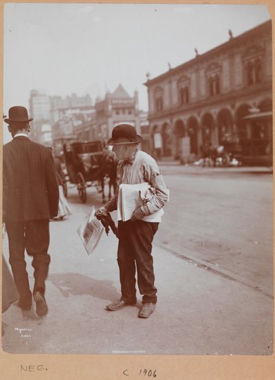 Un uomo sul marciapiede di Broadway tra la 34th St. e la 35th St. che tiene il giornale The Evening Telegram da Company Byron