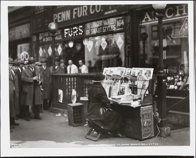 Venditrice di giornali cieca, Fannie Lyons, al suo stand all