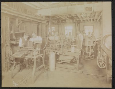 Laboratorio cinematografico Dressler & Co. con uomini al lavoro, New York da Company Byron
