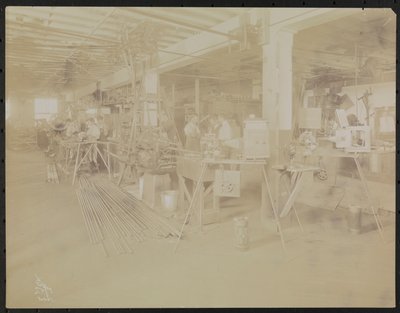 Laboratorio cinematografico Dressler & Co. con persone al lavoro, New York da Company Byron