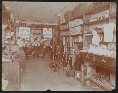 Laboratorio cinematografico Empire Film Co. (possibilmente a Broadway e 55th Street) con uomini che lavorano e bobine di film e telecamere da Company Byron