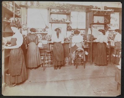 Laboratorio cinematografico Empire Film Co. (possibilmente a Broadway e 55th Street) con uomini che lavorano e bobine di film e telecamere da Company Byron