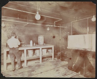 Laboratori cinematografici alla Carlton Motion Picture Co. con cinque uomini e una donna che lavorano con film, giuntura ecc., New York da Company Byron