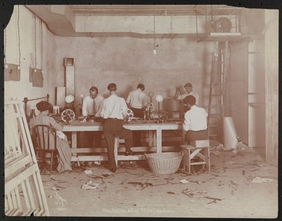 Laboratori cinematografici alla Carlton Motion Picture Co. con cinque uomini e una donna che lavorano con il film, montaggio ecc., New York da Company Byron