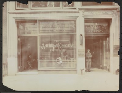 Facciata del primo piano di 122-124 E. 25th Street, il Camera Building, American Cinephone Company, American Kinograph Company e portiere, New York da Company Byron