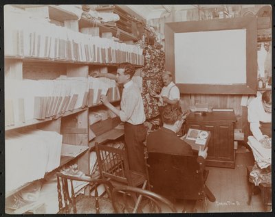 Piccola sala di proiezione alla Empire Film Co (probabilmente a Broadway e 55th Street) con quattro uomini al lavoro, New York da Company Byron