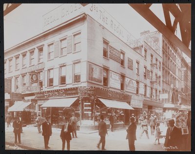 Angolo sud-ovest della 14th Street e 3rd Avenue con il negozio Star Candies, un dentista, il negozio Regal Shoe e l