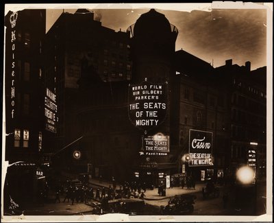 Il Teatro Casino di notte, folle e auto, e operai edili che scavano in strada, Broadway e 39th St., New York, c.1915 (foto in b/n) da Company Byron