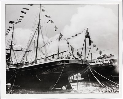 La poppa della S.S. "Umbria" in banchina, c.1900 (foto b/n) da Company Byron