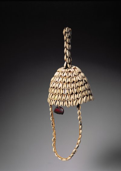 Cappello (conchiglie e osso) da Congolese