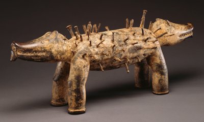 Una figura di cane di potere Kongo da Congolese Congolese