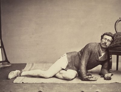 Uomo in tunica di maglia che posa come un soldato morente, ca. 1863 da Constant Delessert