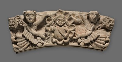 Chiave di volta di un arco: busto femminile in un medaglione sostenuto da angeli da Coptic