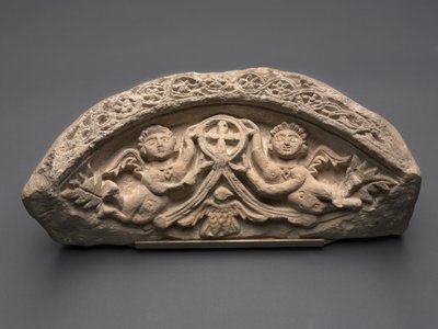 Lunetta con due angeli che sostengono una croce pendente, 400 da Coptic