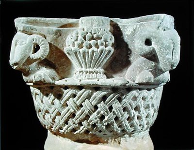 Capitello a forma di cesto con teste di ariete e grappoli d