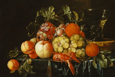 Pesche, arance, uva e scampi su un piatto di peltro e un roemer conico su una scatola su un bordo parzialmente drappeggiato da Cornelis de Heem