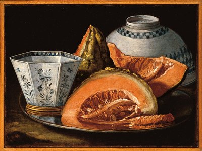 Melone e una coppa ottagonale su un piatto d