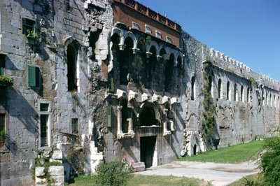 Muro nord del Palazzo di Diocleziano con la Porta Aurea, c.300 d.C. da Croatian School