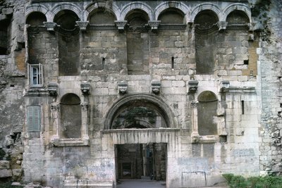 Porta Aurea al Palazzo di Diocleziano, c.300 d.C. da Croatian School