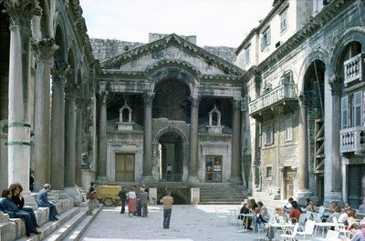 Il Peristilio al Palazzo di Diocleziano, c.300 d.C. da Croatian School