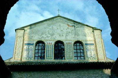 Veduta dei mosaici esterni da Croatian School