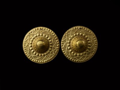 Coppia di ornamenti auricolari conici, 800-1500 d.C. da Culture Nariño