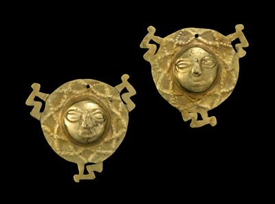 Coppia di ornamenti auricolari, 600-1600 d.C. da Culture Nariño