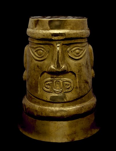 Bicchiere Raffigurante una Divinità con Occhi e Zanne in stile Sicán da Culture Sicán