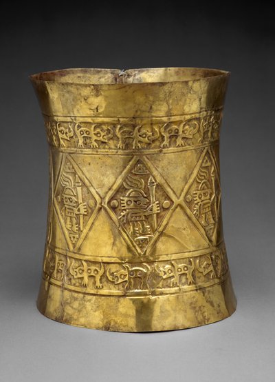 Corona Raffigurante Sovrani o Dei che Tengono Bastoni Cerimoniali, 800-1350 d.C. da Culture Sicán