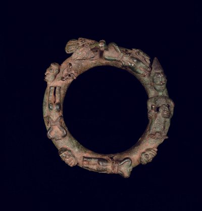Anello che raffigura un sacrificio rituale da Yoruba Culture